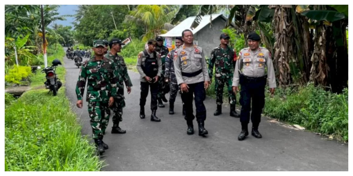 Personel TNI dan Polri melakukan patroli gabungan di Dusun Lewonara, Desa Nara Sosima, Adonara Timur, Flores Timur, Minggu (8/3/2026) sore. (Foto TBN Polres Flotim)
