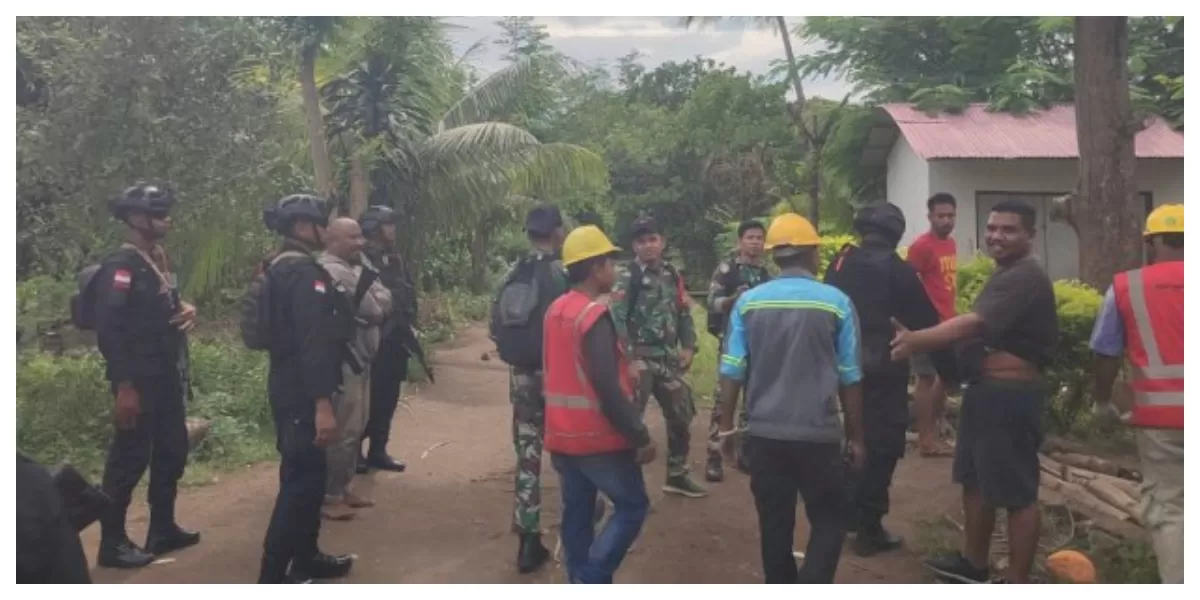 Personel Brimob Polda NTT berjaga saat teknisi PLN memperbaiki jaringan listrik di Lewonara Adonara Timur Flores Timur pascakonflik warga dua dusun yang sebelumnya. (Foto/ TBN Polda NTT)