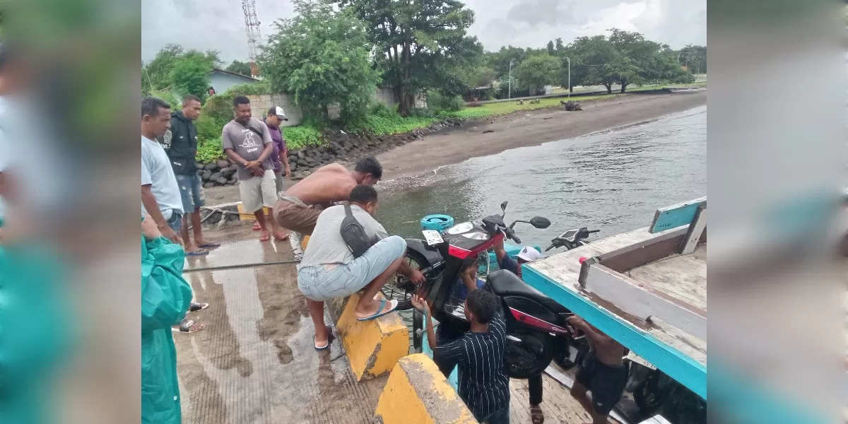 Suasana Dermaga Lewoleba saat hujan mengguyur, penumpang kapal motor El-Hasan 03 bersiap berlayar sebelum insiden kebocoran kapal terjadi di perairan menuju Boleng.  (Foto bernad Nara)