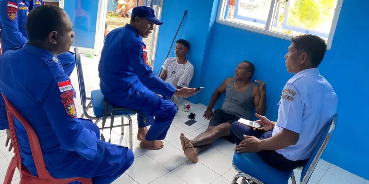 Personel Polairud Flores Timur melakukan evakuasi dua awak KM Tanjung Harapan 3 yang tenggelam di perairan Selat Larantuka akibat gelombang besar, Senin pagi. (Foto/ TBN Polres Flores Timur)