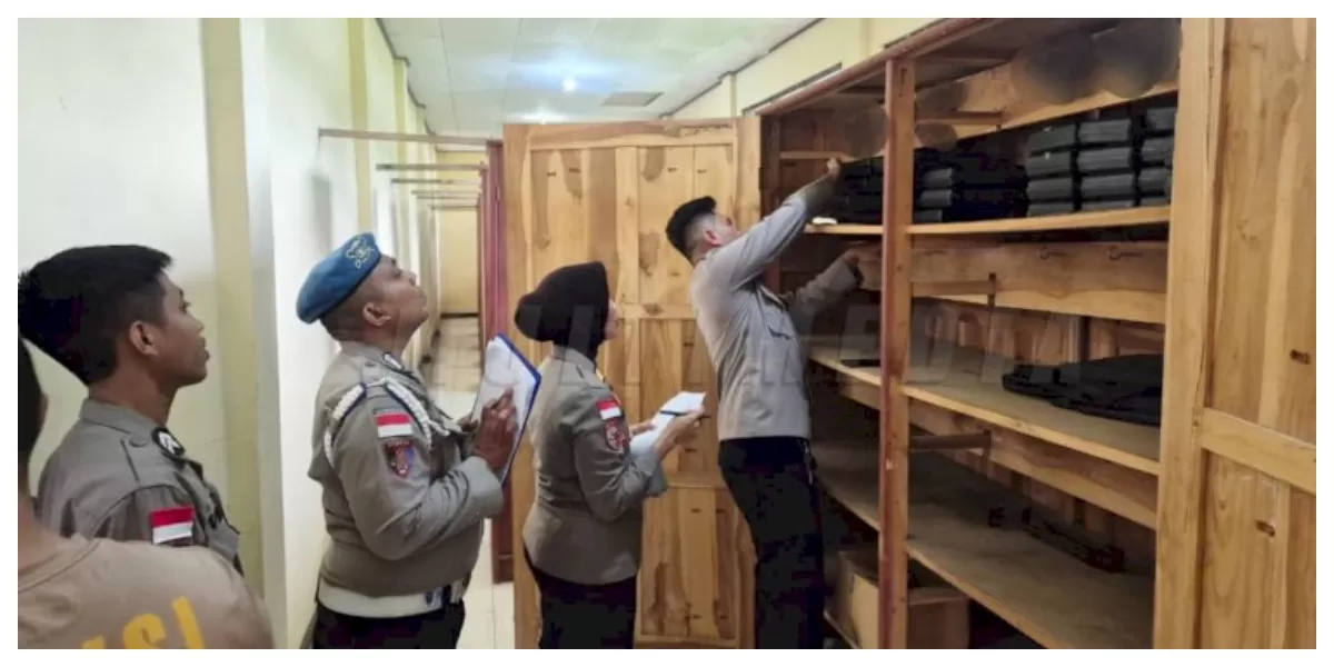 Tim Polda NTT memeriksa senjata api organik milik sejumlah satuan kerja saat kegiatan penertiban di Mapolda NTT, Senin (9/3/2026) pagi. (Foto TBN Polda NTT)