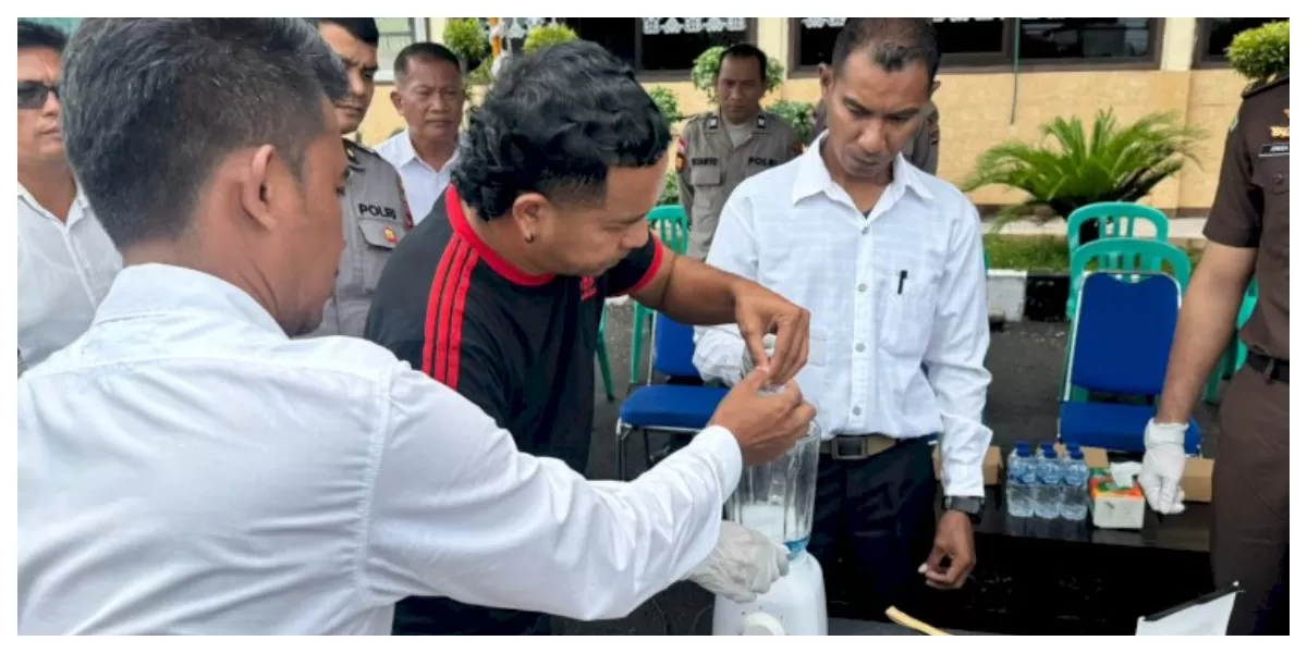 Wakapolres Sikka bersama pejabat Polres dan jaksa menyaksikan proses pemusnahan barang bukti sabu di Lapangan Hitam Mapolres Sikka, Maumere, Senin (9/3/2026). (Foto TBN Polres Sikka)