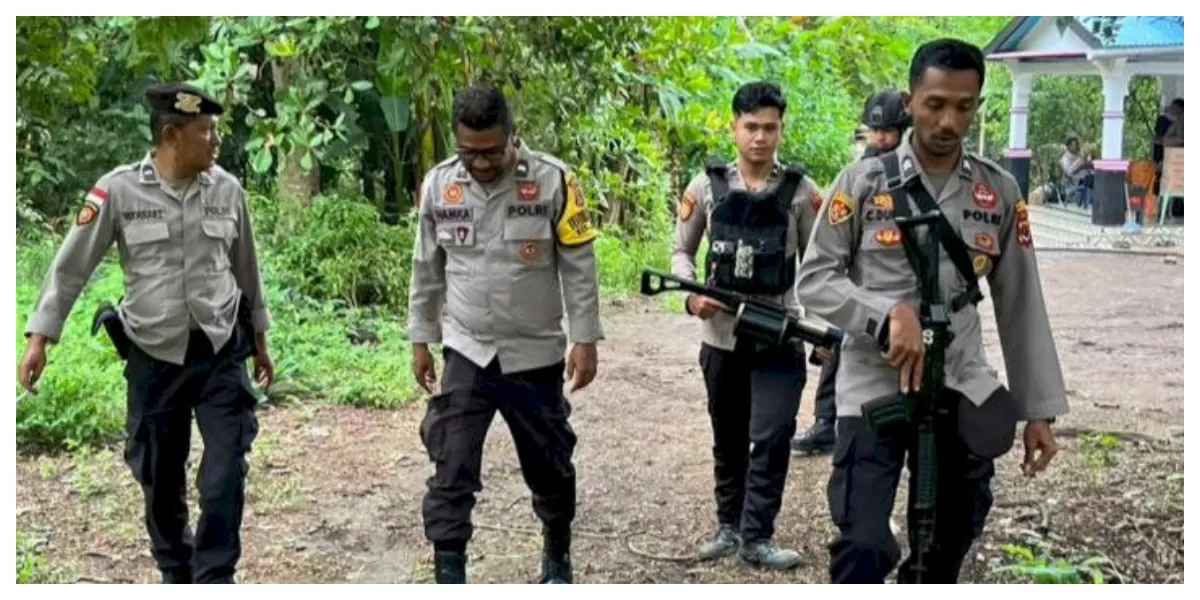 Personel gabungan Polres Flores Timur melakukan patroli berjalan kaki di perbatasan Desa Lewonara dan Dusun Bele, Adonara Timur, guna menjaga situasi tetap aman. (Foto TBN Polres Flotim)