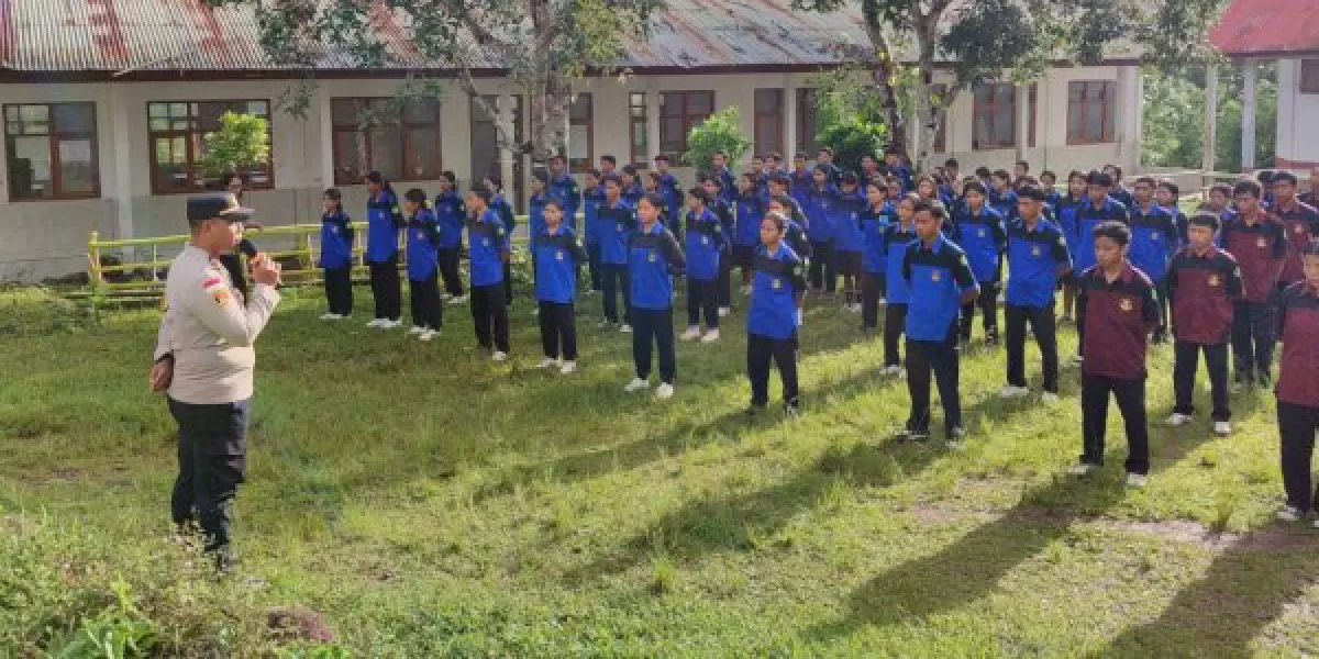  Kapolsek Lembor IPDA Vinsensius Hardi Bagus memberikan edukasi kepada ratusan pelajar di SMK Negeri 1 Welak, Kabupaten Manggarai Barat