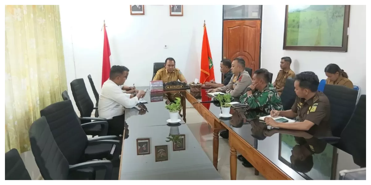 Bupati Flores Timur Antonius Doni Dihen memimpin rapat bersama Wakil Bupati, Ketua DPRD, Forkopimda, dan pimpinan OPD membahas penanganan konflik sosial Lewonara&ndash;Bele. (Foto rokompim Flores Timur)