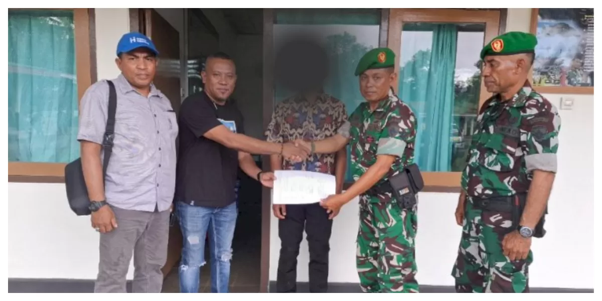 Tersangka kasus dugaan pencabulan anak di Flores Timur dijemput polisi di Bandara Frans Seda Maumere sebelum dibawa ke Polres untuk pemeriksaan. (Foto TBN Polda NTT)