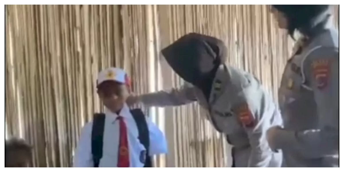 Polwan Polres TTS menyerahkan perlengkapan sekolah dan sembako kepada Devanto Sunbanu siswa SDN Huetalan di Desa Huetalan Kecamatan Tobu Rabu siang kepada keluarganya. (Foto TBN Polda NTT)