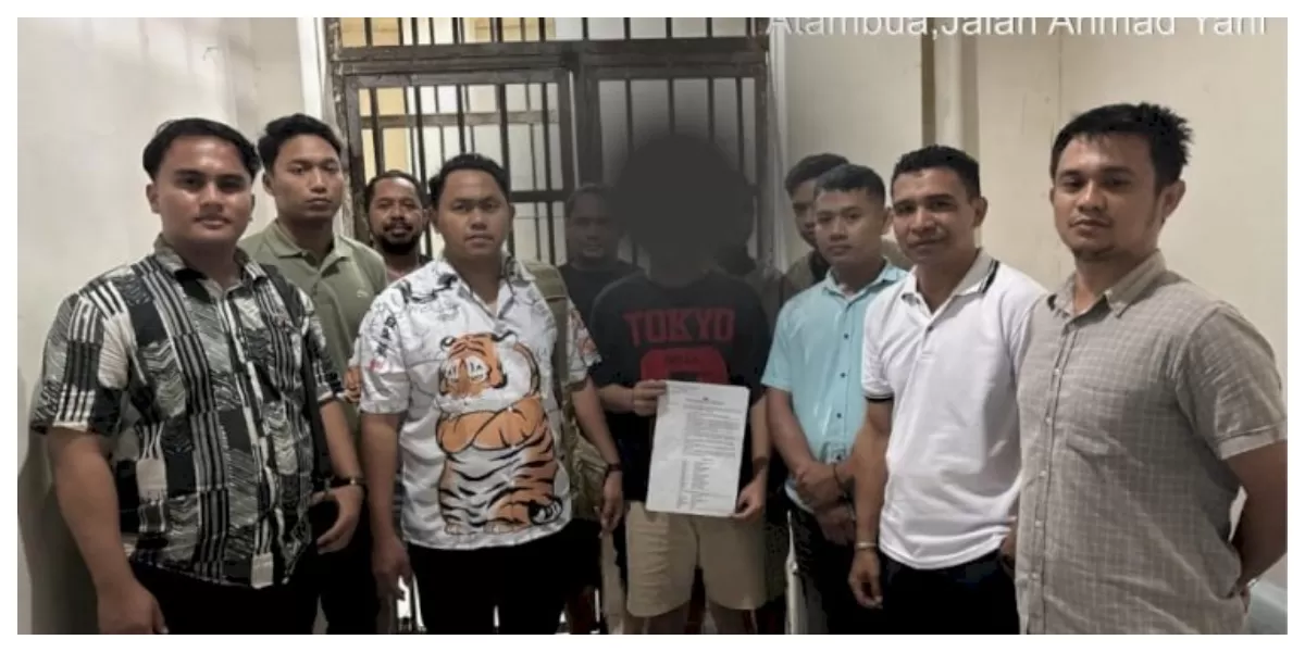 Petugas Polres Belu melakukan pengamanan di Mapolres Belu saat proses penahanan tersangka kasus dugaan kekerasan seksual terhadap anak yang ditangani penyidik. (Foto TBN Polda NTT)