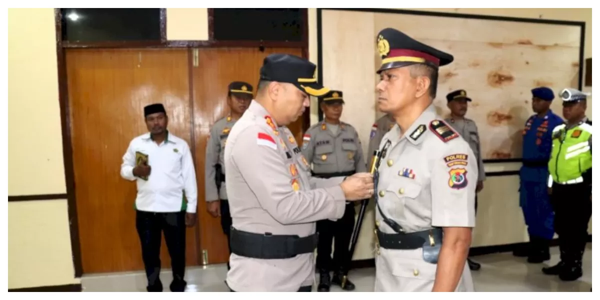 Kapolres Flores Timur AKBP Adhitya Octorio Putra memimpin pelantikan dan pengambilan sumpah jabatan AKP Mahfud sebagai Kabag Ren Polres Flores Timur, Selasa pagi. (Foto TBN Polres Flotim)