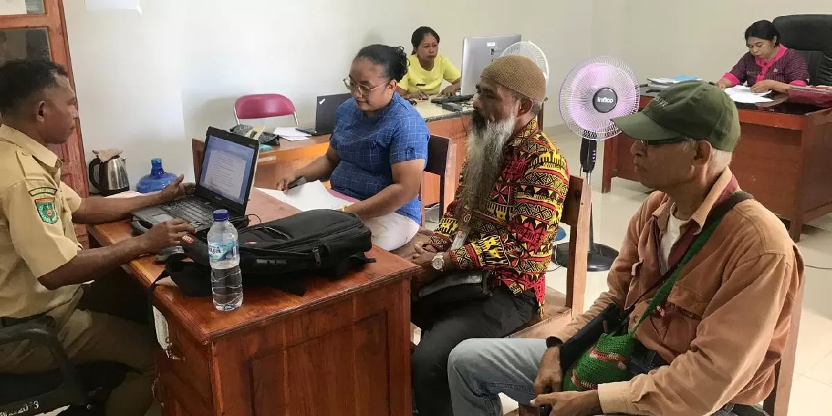 Pegawai Pengawas Ketenagakerjaan NTT memeriksa dugaan pelanggaran upah dan kontrak kerja tenaga kesehatan di RS Bukit Lewoleba, Kabupaten Lembata. (Foto/ Bernad Nara)