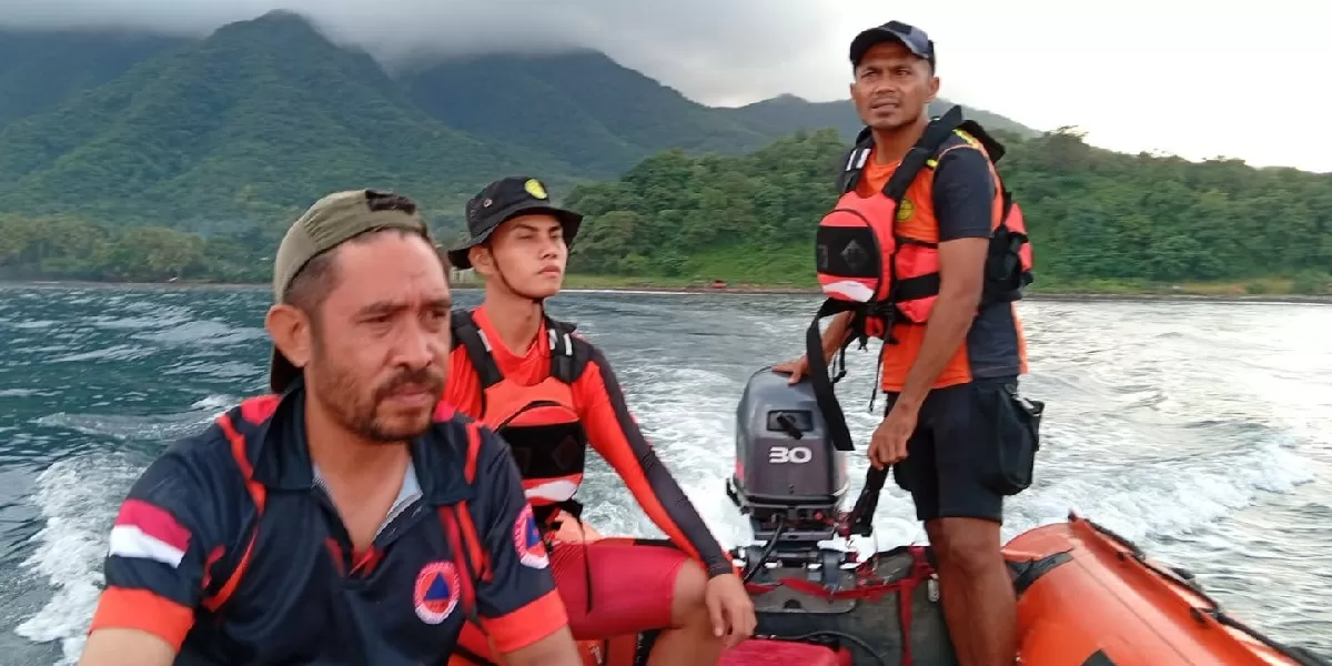 Tim SAR gabungan saat melakukan pencarian korban nelayan yang ditemukan meninggal dunia setelah sampan terbalik dihantam gelombang di perairan Kawaliwu, Flores Timur, NTT. (Foto/ Dok. SAR)