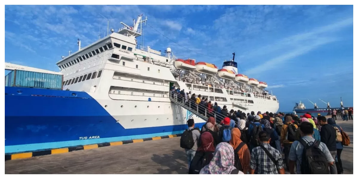 Suasana penumpang kapal PELNI di pelabuhan saat arus mudik Lebaran 2026 mulai meningkat seiring kebijakan WFA dan tingginya mobilitas masyarakat. (Foto ist.)