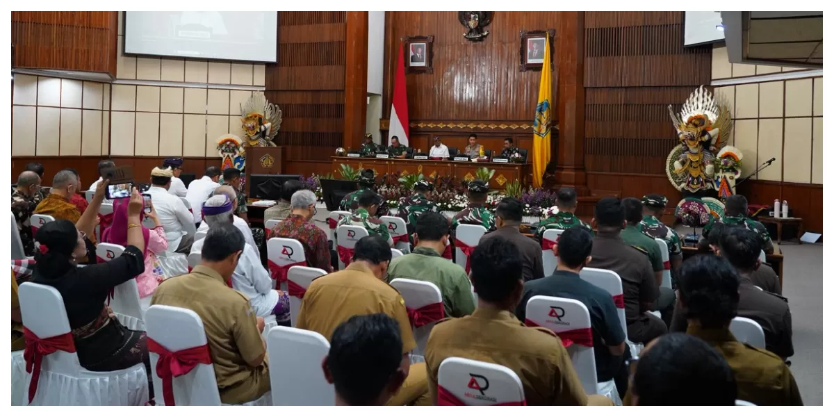 Pangdam IX/Udayana Mayjen TNI Piek Budyakto menghadiri rapat koordinasi mitigasi konflik sosial menjelang Nyepi dan Idul Fitri di Kantor Gubernur Bali, Senin (16/3/2026). (Foto Kodam IX/Udayana)