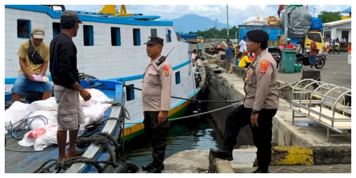 Personel kepolisian melakukan patroli dan pemantauan aktivitas masyarakat di kawasan Pelabuhan Laut Larantuka, Flores Timur, selama pelaksanaan Operasi Ketupat Turangga 2026. (Foto TBN Polres Flotim)