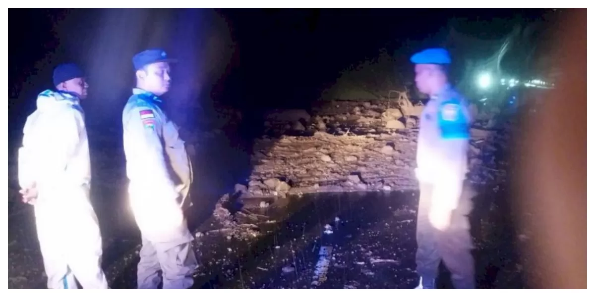 Petugas Satlantas Polres Ende mengatur arus kendaraan di jalur Roa&ndash;Detusoko setelah longsor menutup sebagian badan jalan akibat hujan deras di Desa Roa. (Foto TBN Polres Ende)