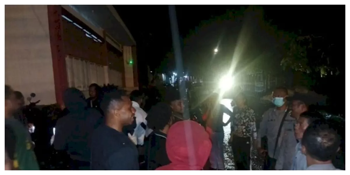 Personel Polsek Maulafa mendatangi lokasi pesta syukuran wisuda mahasiswa di Kelurahan Naimata, Kota Kupang, Selasa dini hari untuk memberikan imbauan dan menghentikan kegiatan. (Foto TBN Polresta Kupang Kota)