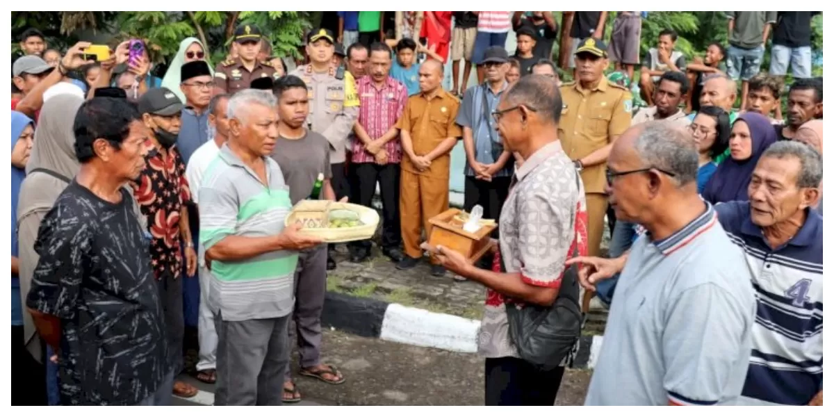 Tokoh adat Postoh dan Amagarapati melaksanakan ritual adat serta menaruh sesajian di tugu perbatasan sebagai simbol perdamaian warga di Larantuka, Flores Timur. (Foto TBN Polda NTT)