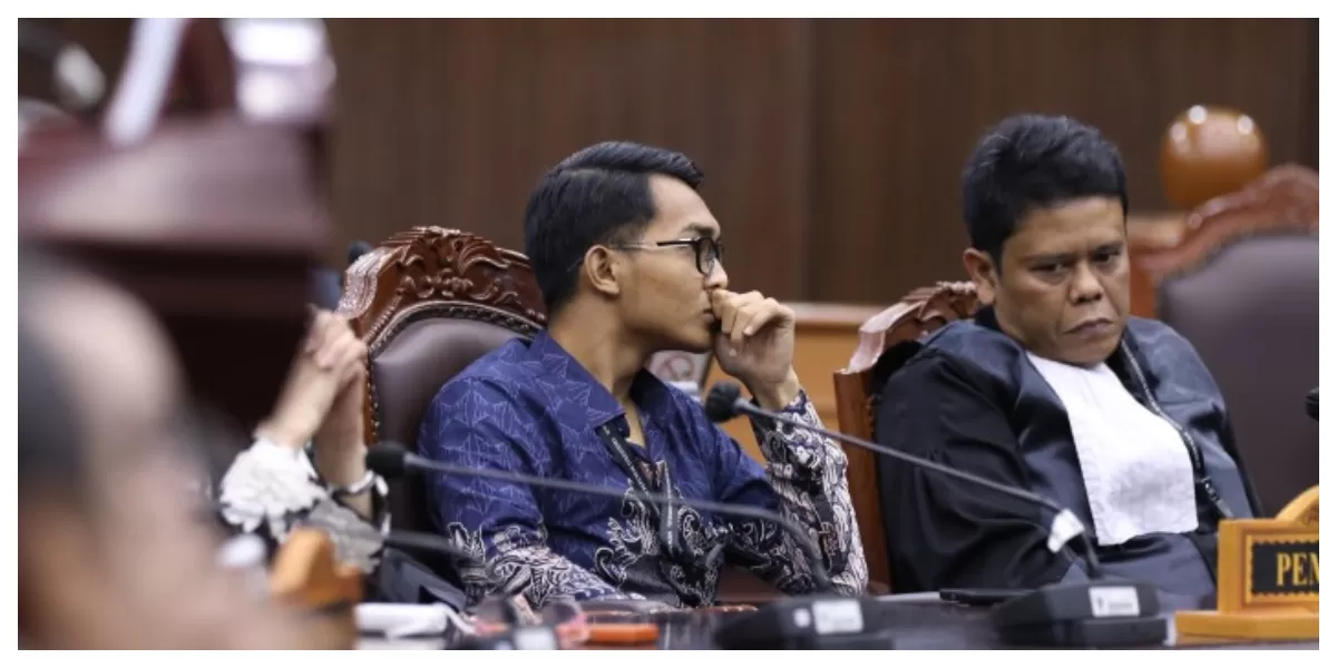 Pemohon (kiri) mendengarkan sidang pengucapan putusan pengujian Undang-Undang Nomor 19 Tahun 2019 tentang Komisi Pemberantasan Tindak Pidana Korupsi, Senin (16/03) di Ruang Sidang MK. Foto Humas/Ifa.