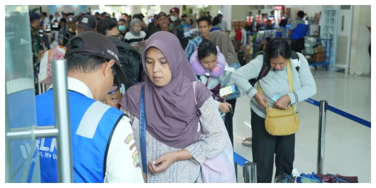 Petugas melakukan pemeriksaan tiket dan identitas penumpang sebelum proses boarding KM Labobar guna memastikan kelancaran dan keamanan perjalanan selama arus mudik Lebaran 2026. (Foto/Dok. Pelni)