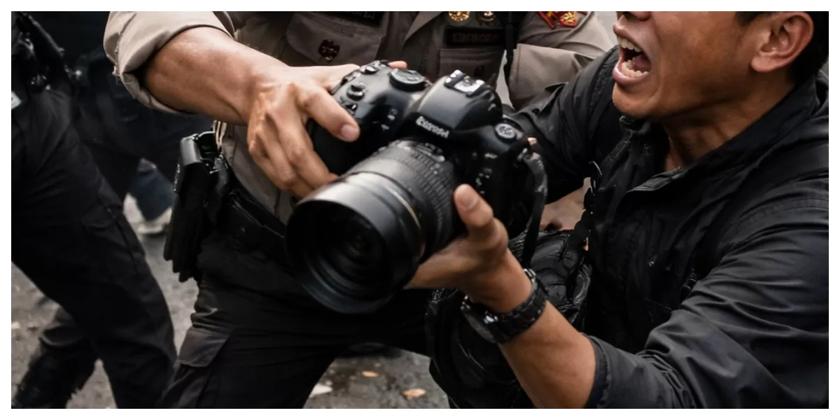 Foto kamera Wartawan dirampas aparat. (Foto ilustrasi.)