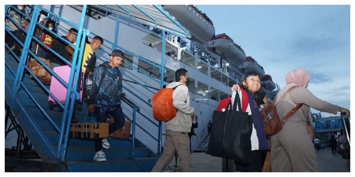 Penumpang turun di pelabuhan  kapal PELNI saat program diskon tiket berlangsung, mencerminkan tingginya minat masyarakat terhadap transportasi laut nasional. (Foto Dok. PELNI)