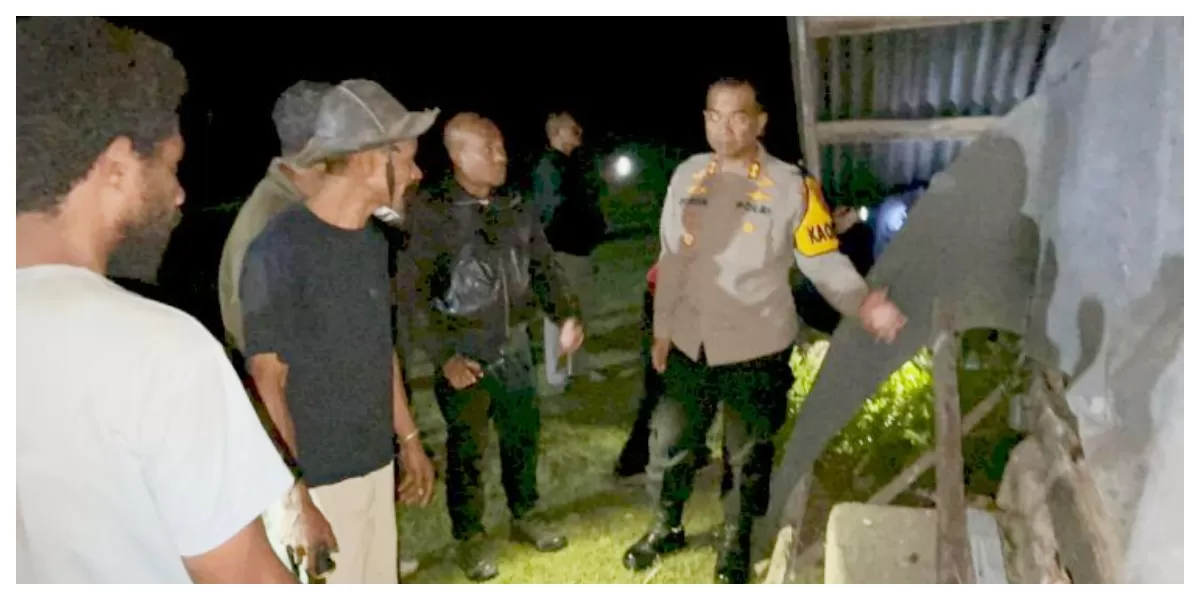 Reruntuhan bangunan SD Inpres Oepula di Desa Nifukani, TTS, terlihat berserakan setelah ambruk, lokasi tempat anak-anak bermain dan berteduh saat hujan turun. (Foto TBN Polda NTT)