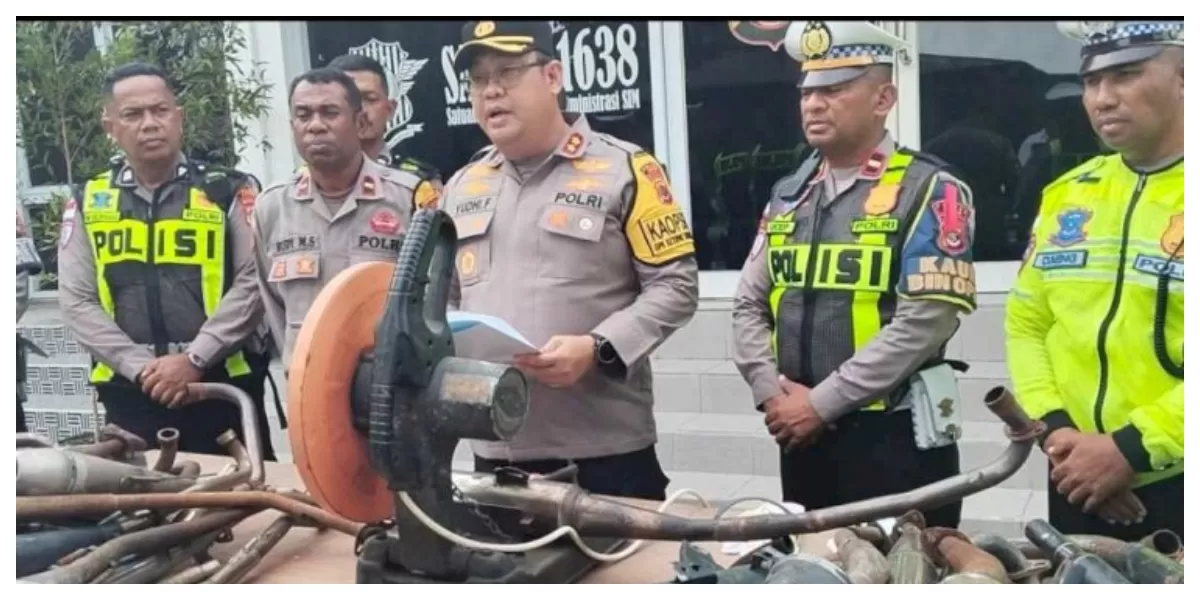 Kapolres  Ende menggergaji knalpot brong saat pemusnahan barang bukti hasil operasi Cipta Kondisi di halaman Mapolres, Rabu (18/3/2026). (Foto TBN Polres Ende)