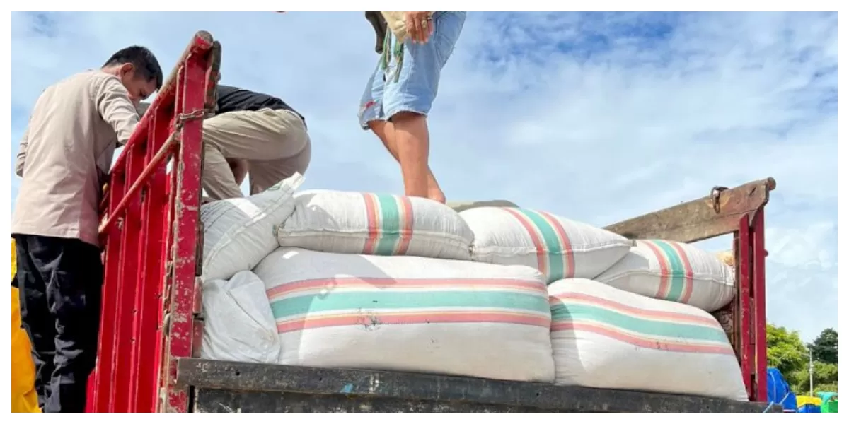 Petugas kepolisian menunjukkan barang bukti drum berisi moke ilegal yang diamankan dari truk ekspedisi di Pelabuhan Ferry Bolok, Kabupaten Kupang, Jumat pagi. (Foto TBN Polda NTT)