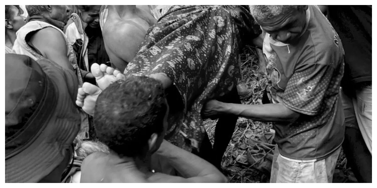 Proses evakuasi korban tenggelam di embung Desa Usapi Sonbai, Nekamese, Kupang, oleh personel Brimob dan warga setelah pencarian selama beberapa jam di lokasi kejadian. (Foto TBN Polda NTT)