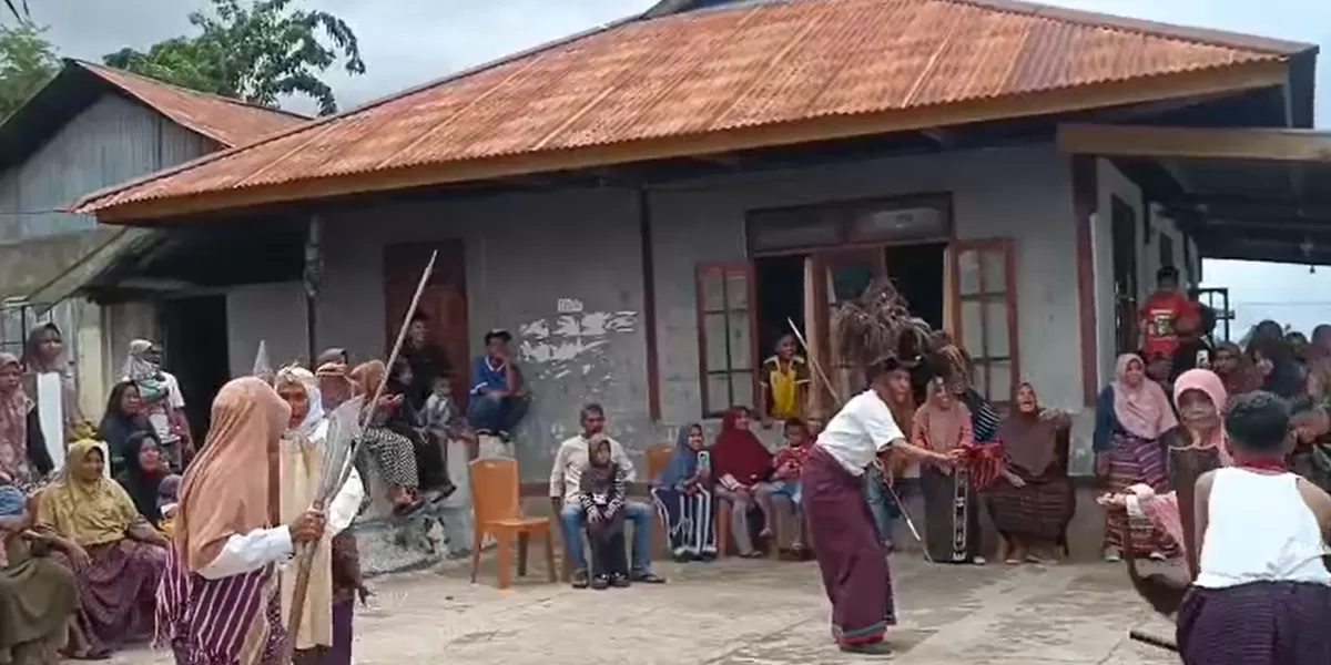 Penari menampilkan tarian Hedung saat halalbihalal di Desa Terong, Adonara Timur, dengan iringan musik tradisional dan disaksikan ratusan warga dari berbagai kalangan usia. (Foto/ Tim)