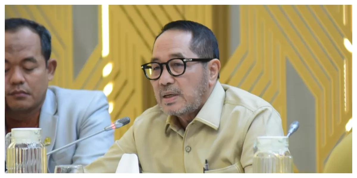 Anggota DPR RI Firman Soebagyo menyampaikan pandangan terkait penghapusan pensiun pejabat dan usulan pengalihan anggaran untuk tenaga kesehatan serta guru honorer nasional. (Foto : Oji/Alma)