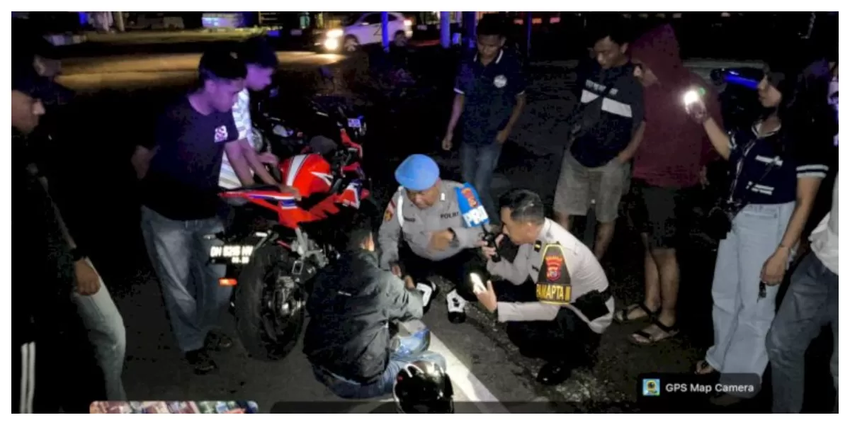 Personel Satsamapta Polresta Kupang Kota melakukan patroli lampu biru di ruas jalan strategis dini hari guna mencegah balap liar dan gangguan keamanan. (Foto TBN Polresta Kupang Kota)