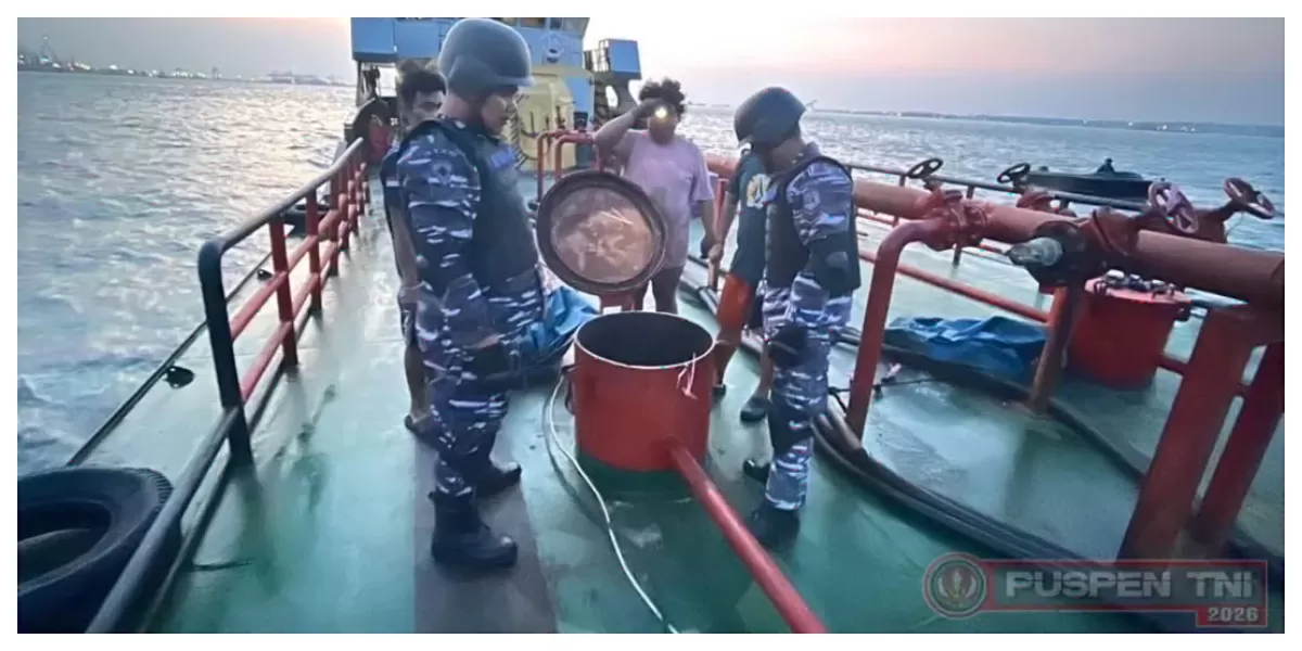 Petugas TNI Angkatan Laut memeriksa kapal SPOB Kurnia Abadi 019 di Surabaya setelah menyita 380 KL BBM ilegal, memastikan dokumen dan awak kapal. (Foto Pusat Penerangan TNI  )