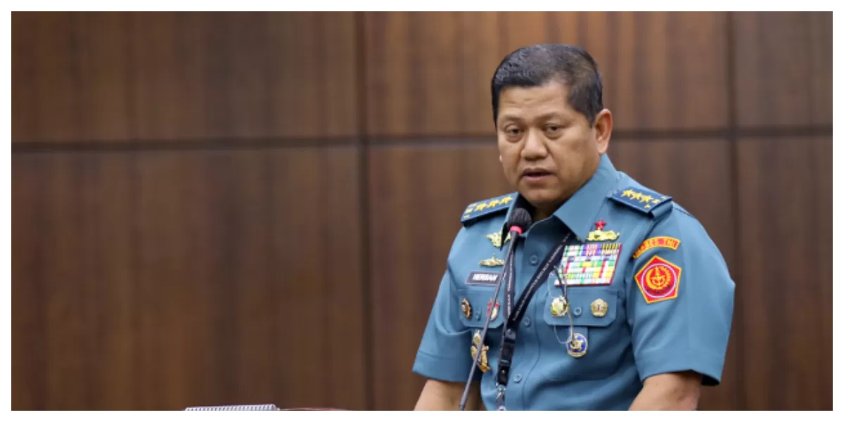 Irjen TNI Laksamana Madya Hersan memberikan keterangan di sidang MK terkait peradilan militer, menekankan integritas dan independensi hukum militer. (Foto MK)