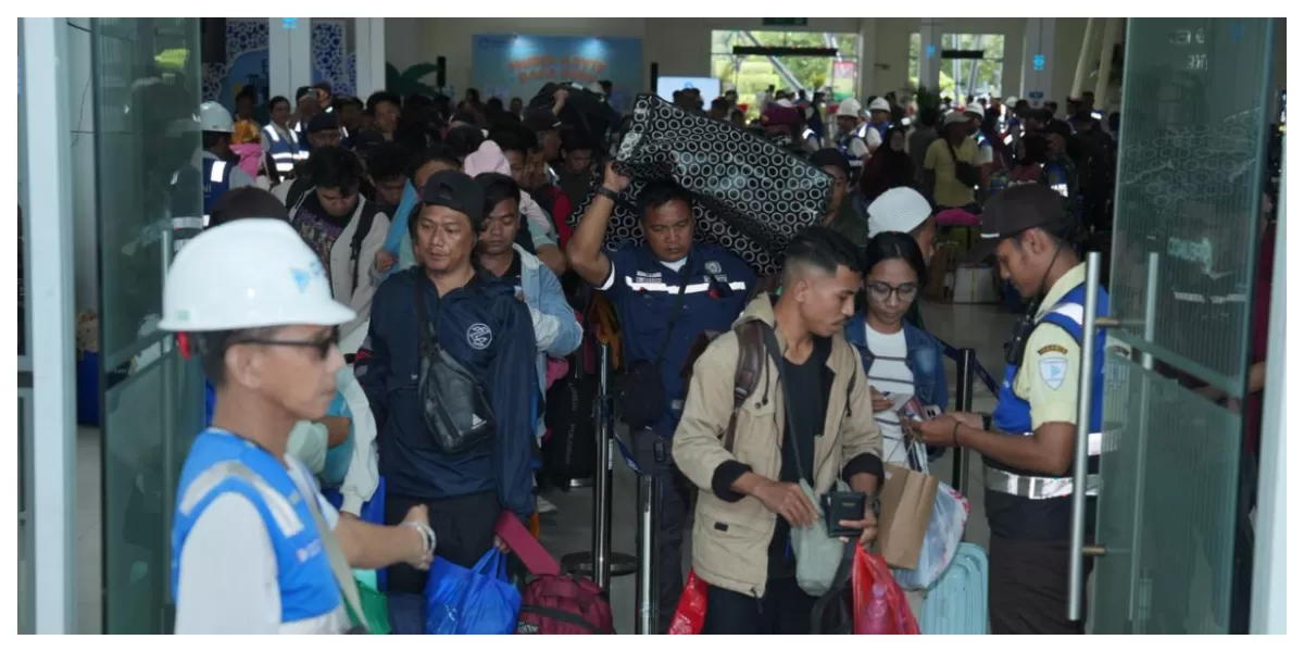 Penumpang menunggu keberangkatan kapal PELNI di Pelabuhan Balikpapan, menikmati layanan transportasi laut aman, nyaman, dan lancar selama arus mudik Lebaran.