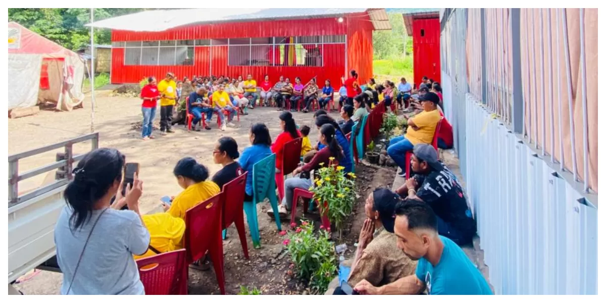 Alumni Sanctissima Trinitas menyalurkan paket bantuan kepada penyintas erupsi Gunung Lewotobi di Huntara Konga, Minggu (22/3/2026), sebagai bentuk solidaritas lintas angkatan. (Foto/ist)