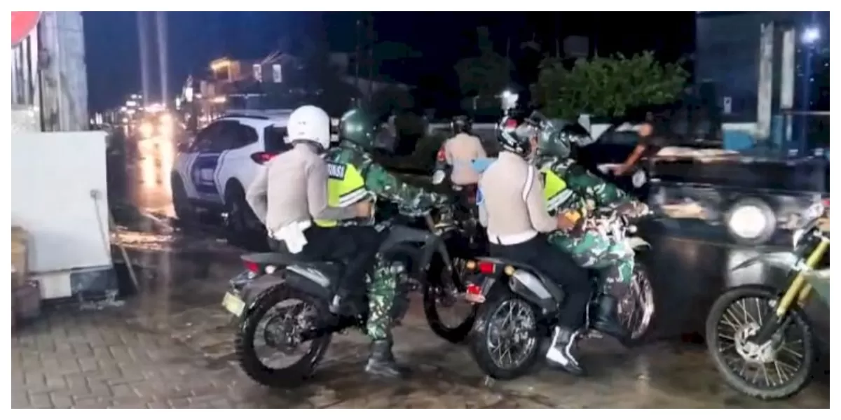 Personel TNI dan Polri melaksanakan patroli gabungan di wilayah terdampak bentrokan warga Postoh dan Lewerang guna menjaga situasi tetap aman dan kondusif. (Foto TBN Polres Flotim)