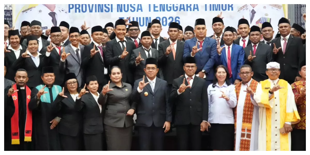 Gubernur NTT Melki Laka Lena foto bersama usai melantik 104 kepala SMA, SMK, dan SLB di Aula El Tari, Kupang, Rabu (25/3/2026) siang. (Foto fanpage @Melkilakalena)