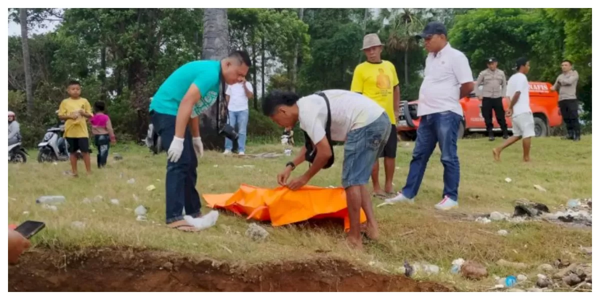 Petugas kepolisian mengevakuasi tengkorak yang ditemukan di pesisir Pantai Nunsui, Kota Kupang, setelah laporan warga terkait benda mencurigakan akibat gelombang laut. (Foto TBN Polresta Kupang Kota)