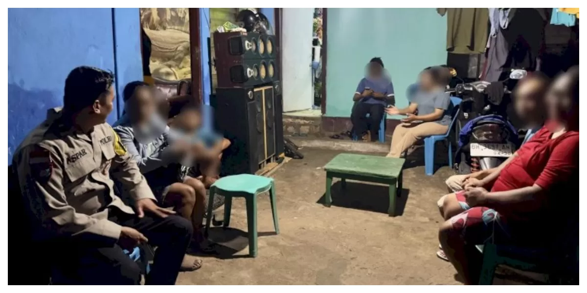 Proses mediasi warga terkait penahanan sepeda motor di Oesapa Barat, Kupang, dipimpin Bhabinkamtibmas hingga tercapai kesepakatan damai antaranggota koperasi setempat. (Foto TBN Polrseta Kupang Kota)