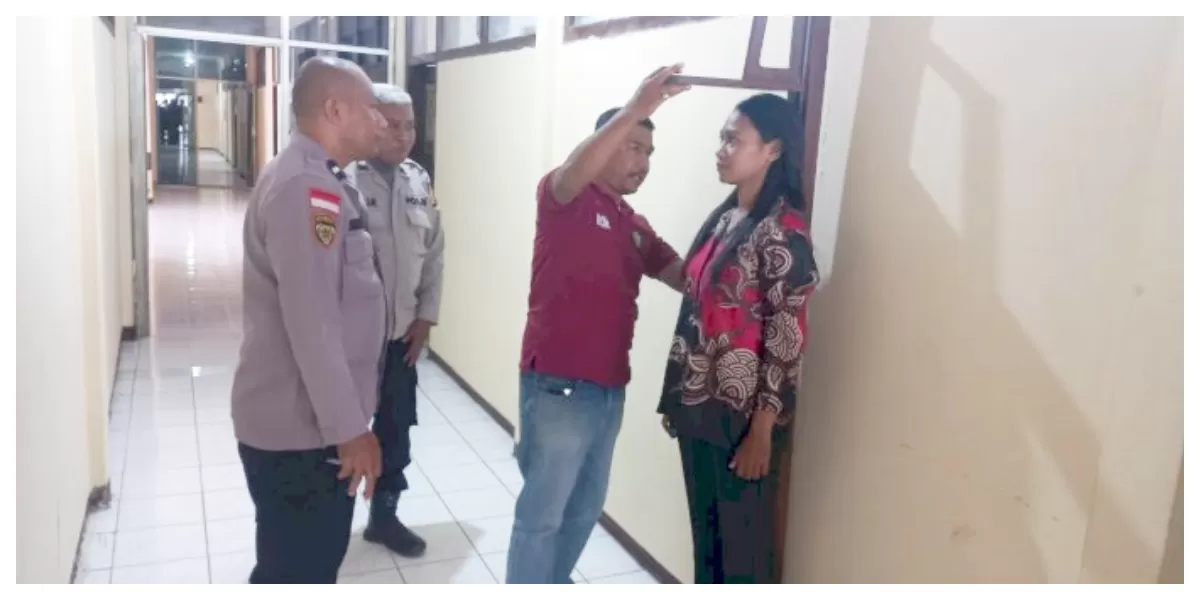 Personel Polres Sikka melayani calon siswa Bintara Polri 2026 di Unit SDM dengan pemeriksaan administrasi dan pengukuran tinggi badan secara profesional dan humanis. (Foto TBN Polres Sikka)