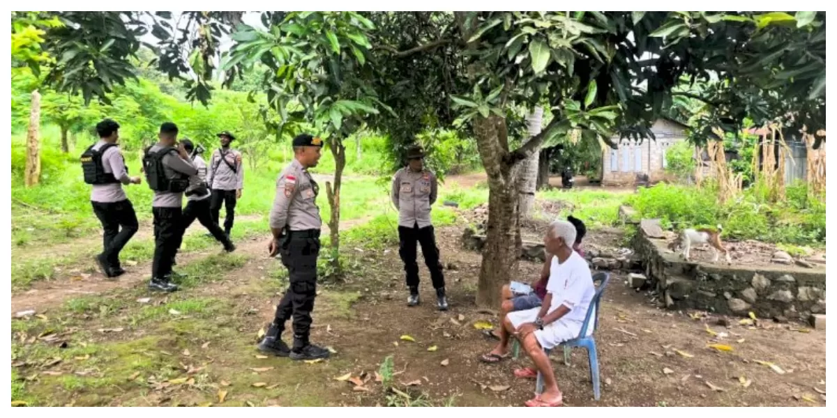 Personel Polres Flores Timur berdialog dengan warga Dusun Bele saat patroli dialogis, mengajak masyarakat menjaga keamanan lingkungan serta mencegah potensi gangguan kamtibmas. (Foto TBN Polres Flotim)