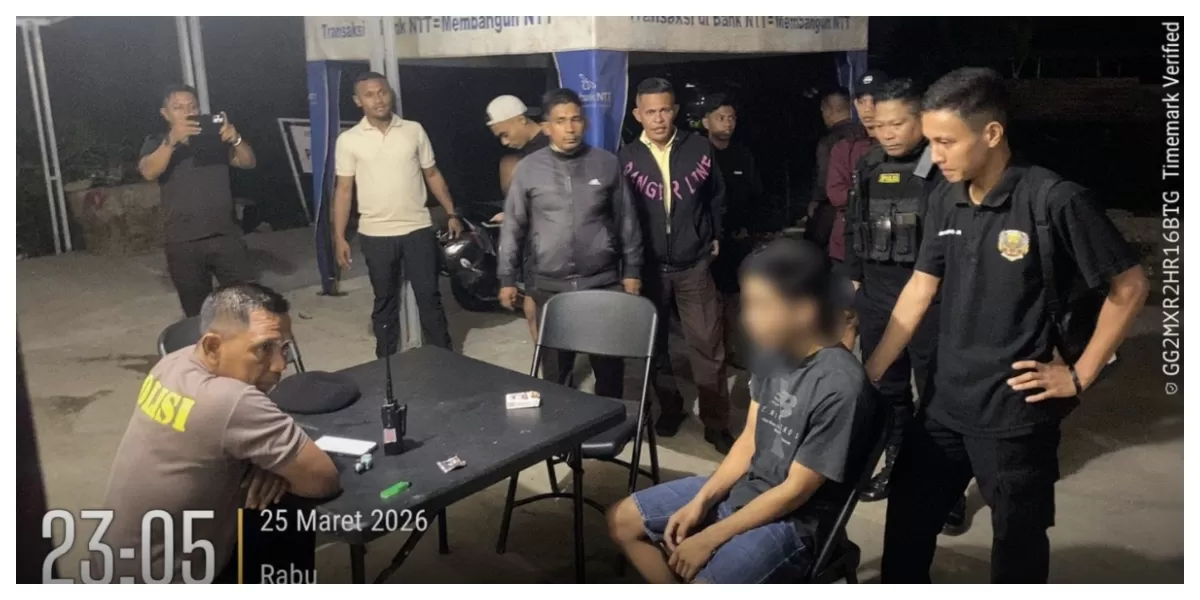 Petugas kepolisian mengamankan terduga pelaku pencurian helm di kawasan Lippo Plaza Kupang, Selasa malam, guna menghindari amukan massa dan menjaga situasi tetap kondusif.  (Foto TBN Polresta Kupang Kota)