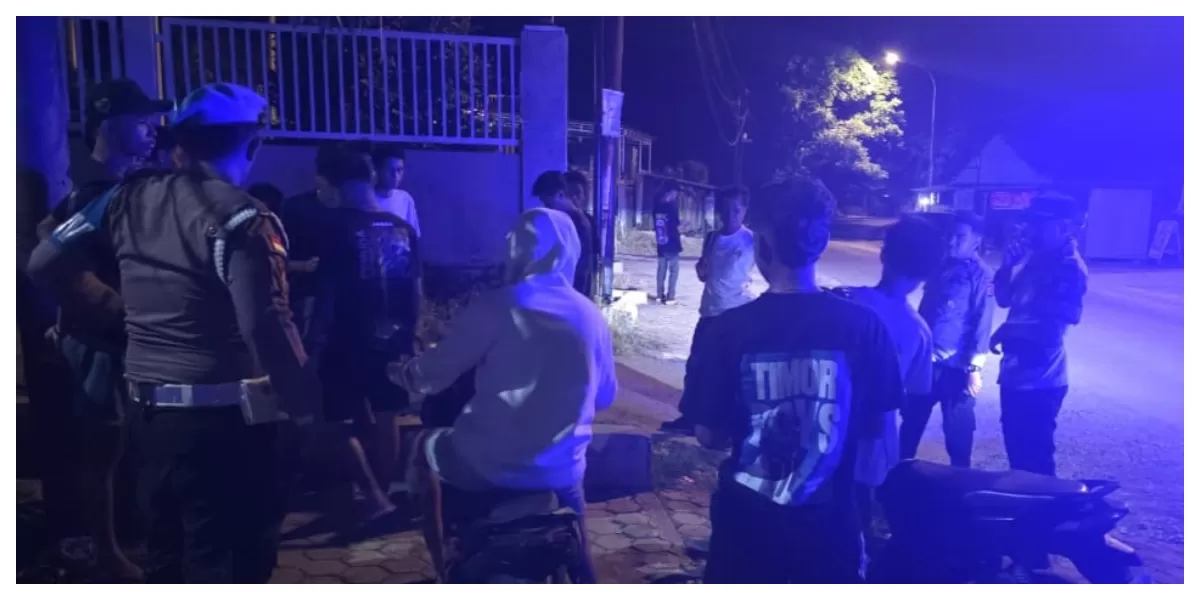 Personel Polresta Kupang Kota membubarkan kerumunan warga yang menggelar pesta miras dan musik hingga dini hari dalam patroli gabungan cipta kondisi. (Foto Polresta Kupang Kota)