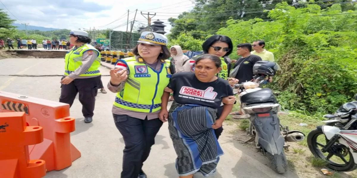 Foto: Polwan Polda NTT saat mengevakuasi ibu hamil yang hendak melahirkan dilokasi jembatan ambruk Naibonat.