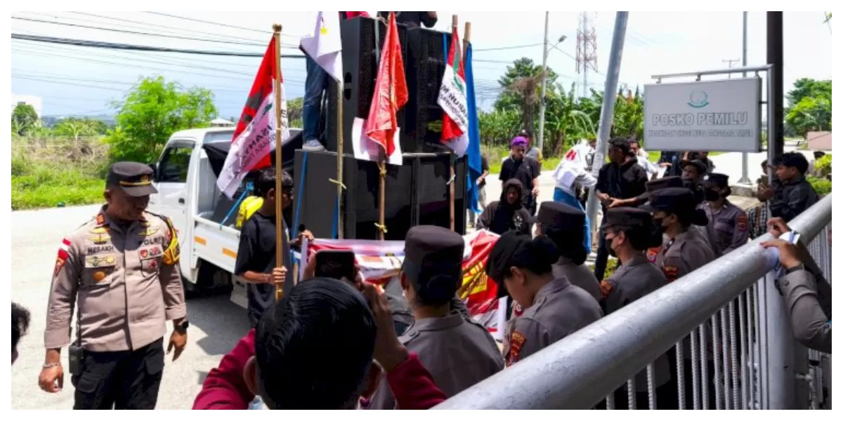 Personel kepolisian berjaga saat aksi unjuk rasa mahasiswa di depan Kantor Kejati NTT, Kupang, Kamis (26/3/2026), menjaga situasi tetap kondusif. (Foto TBN Polresta Kupang Kota)