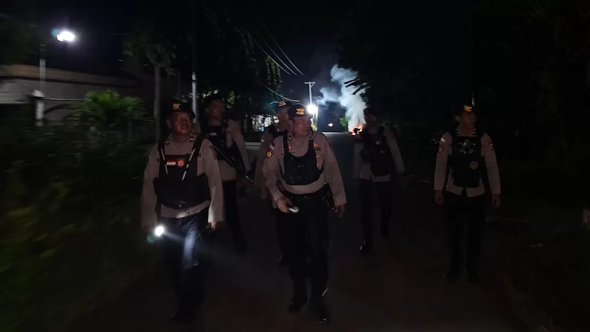 Personel Polres Flores Timur dan Brimob melakukan patroli malam di kawasan kapela di Larantuka untuk menjaga keamanan menjelang Semana Santa 2026. (Foto TBN Polres Flotim)