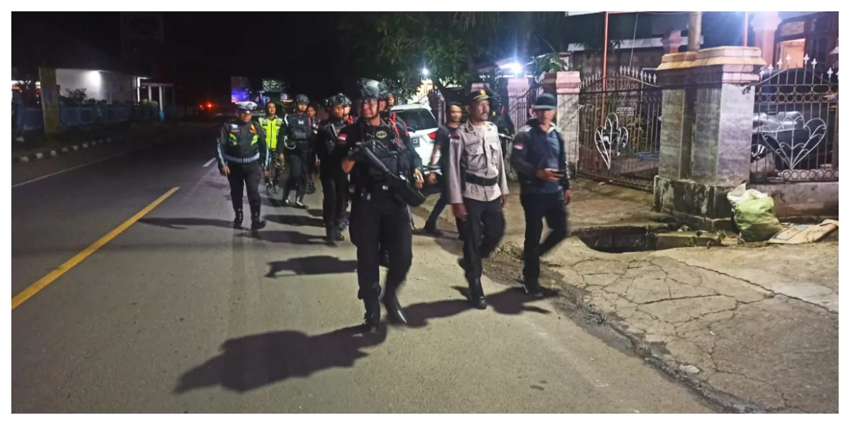 Personel Polres Flores Timur dan Brimob Polda NTT melakukan patroli di kawasan Kapela Tuan Meninu, Larantuka, menjelang Semana Santa 2026. (Foto TBN Polres Flotim)