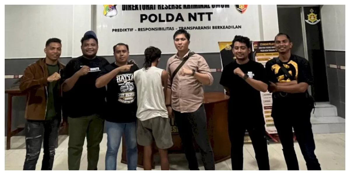 Petugas kepolisian mengamankan terduga pelaku pemerkosaan di Batuplat, Kota Kupang, setelah sempat diamuk massa, sementara korban menjalani perawatan medis intensif di RS. (Foto TBN Polda NTT)