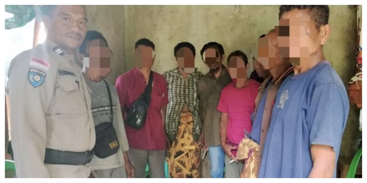 Petugas Polsek Maulafa mengamankan seorang ODGJ di area SPBU Oepura Kupang sebelum dibawa ke RSJ Naimata untuk penanganan medis lanjutan.